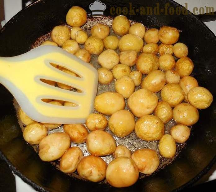Μικρά νέα πατάτες ψημένο ολόκληρο το σε ένα τηγάνι με σκόρδο και άνηθο - πώς να καθαρίσει και να μαγειρέψουν μια μικρή νέα πατάτες, συνταγή με φωτογραφία