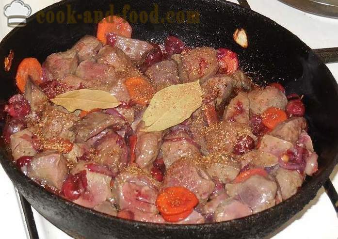 Νόστιμα και μαλακό συκώτι χοιρινό κρέας βρασμένο σε σάλτσα μελιού με κεράσια και μπαχαρικά - ένα ασυνήθιστο βήμα προς βήμα φωτογραφίες συνταγή