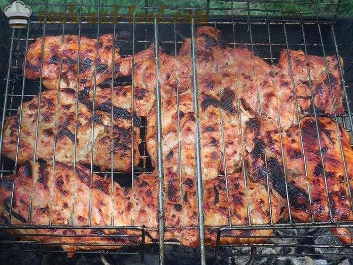 Μπάρμπεκιου κοτόπουλο στη σχάρα - νόστιμα και ζουμερά σουβλάκια κοτόπουλο με σάλτσα ντομάτας - ένα βήμα προς βήμα φωτογραφίες συνταγή