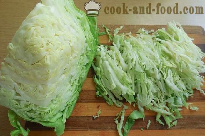 Νόστιμη σαλάτα των νέων λάχανο και τα αγγούρια με το ξίδι και το ηλιέλαιο - ένα βήμα προς βήμα φωτογραφίες συνταγή