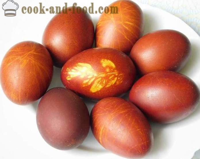 Πώς να ζωγραφίσει τα αυγά με τη φλούδα κρεμμυδιού με ένα μοτίβο ή ομοιόμορφα - συνταγή με φωτογραφία - βήμα μέσα από το σωστό χρώμα του δέρματος αυγά κρεμμύδι