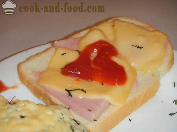 Απλές συνταγές για ζεστά σάντουιτς με τυρί και λουκάνικο στο άψε σβήσε