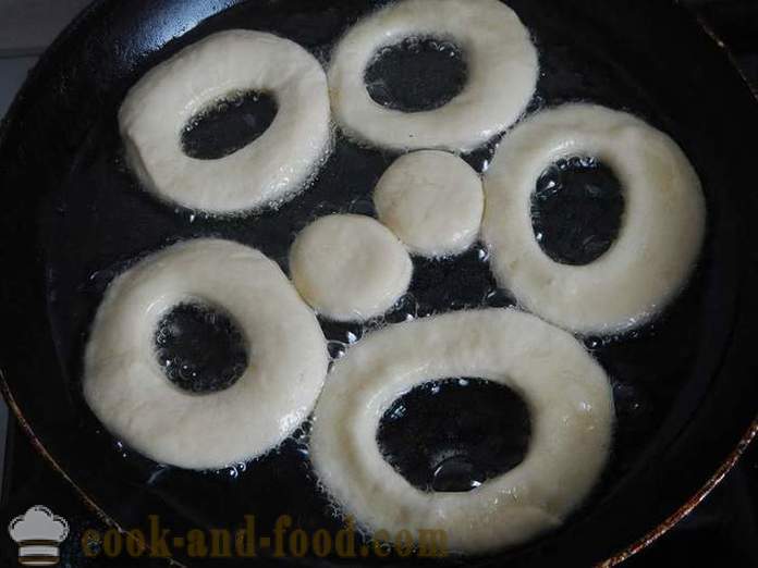 Νηστίσιμο γλυκό λουκουμάδες για μαγιά και νερό, τηγανίζεται σε ένα τηγάνι - όπως ντόνατς μάγειρας σε ζύμη, συνταγή με φωτογραφία