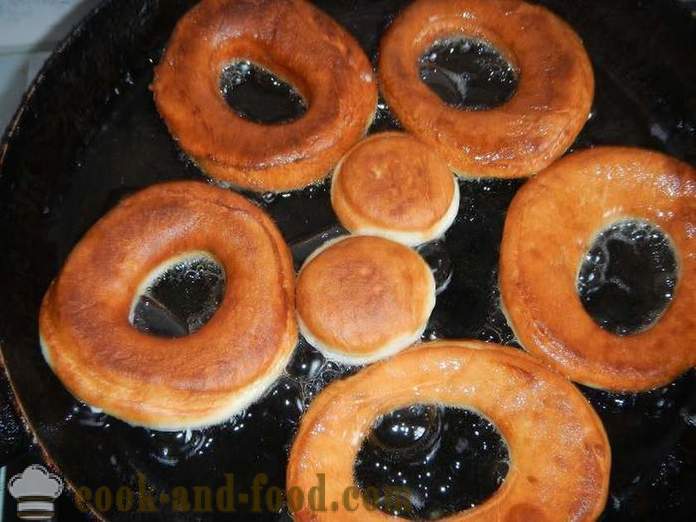 Νηστίσιμο γλυκό λουκουμάδες για μαγιά και νερό, τηγανίζεται σε ένα τηγάνι - όπως ντόνατς μάγειρας σε ζύμη, συνταγή με φωτογραφία