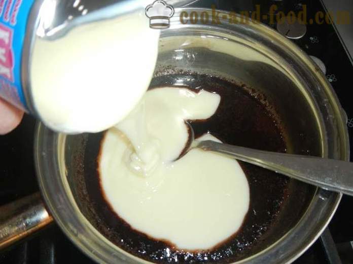 Σπιτική μπισκότα λουκάνικο σοκολάτας με συμπυκνωμένο γάλα και ξηρούς καρπούς, αυγό χωρίς - βήμα προς βήμα η συνταγή για το σαλάμι σοκολάτας, με τις φωτογραφίες.