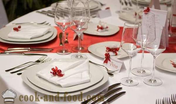 Εξυπηρετούν τραπέζι της Πρωτοχρονιάς το 2015, η διακόσμηση τραπέζι της Πρωτοχρονιάς στο Έτος της αίγας, με φωτογραφίες.