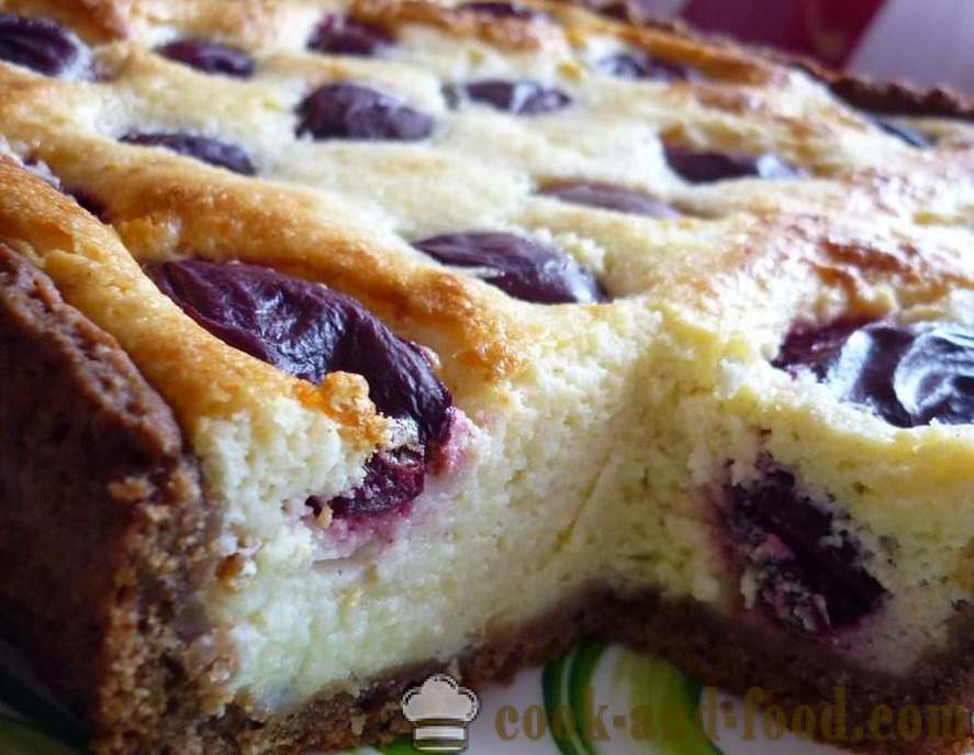 Απλή συνταγή: Cheesecake σε ένα σπίτι ή εξοχικό σπίτι κέικ τυριού με δαμάσκηνα και σοκολάτα
